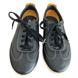 Ecco Black Low Profile Leather Sneakers. Size 38 (7-7.5) Great Condition!!
